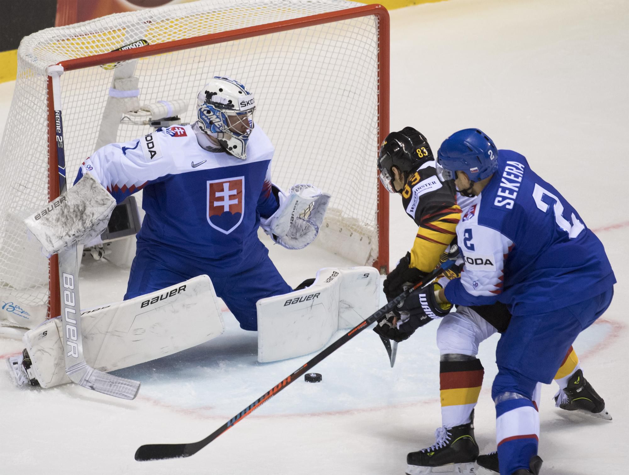 Brankár Marek Čiliak (Slovensko), vpravo Andrej Sekera (SR) a uprostred Leonard Pföderl (Nemecko)