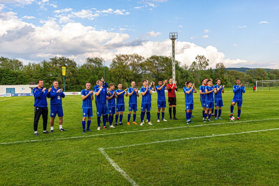 Hráči FC Lokomotíva Košice ďakujú fanúšikom.