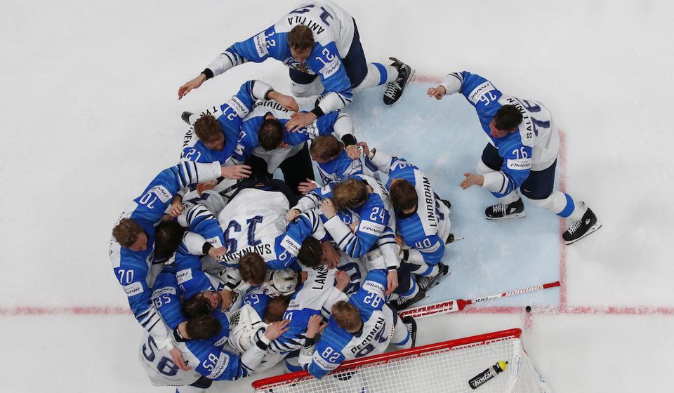 Radosť hokejistov Fínska z titulu majstrov sveta v Bratislave 2019.