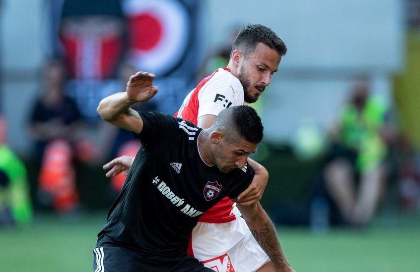 Matúš Turňa (Spartak Trnava) v súboji s Jakubom Hromadom (SK Slavia Praha)