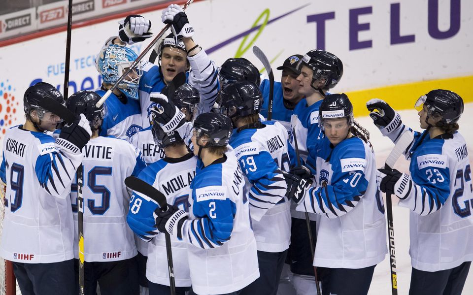 Fínski hráči oslavujú víťazstvo.