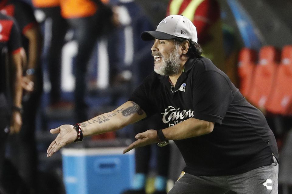 Tréner mexického futbalového klubu Dorados Diego Maradona dáva pokyny svojim zverencom.