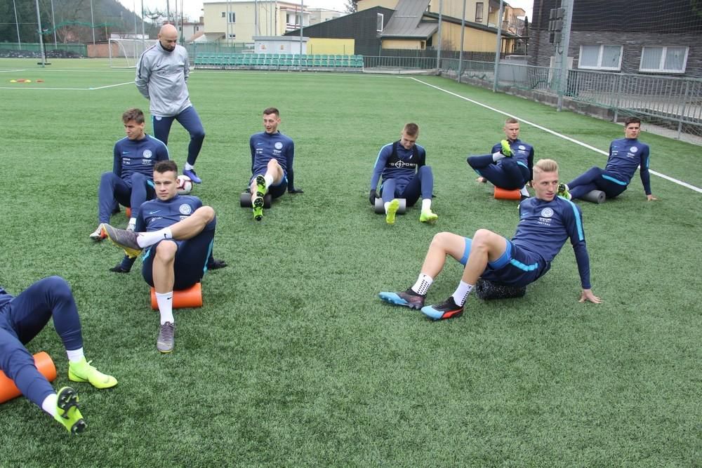 Slovenskí futbalisti do 21 rokov počas tréningu.