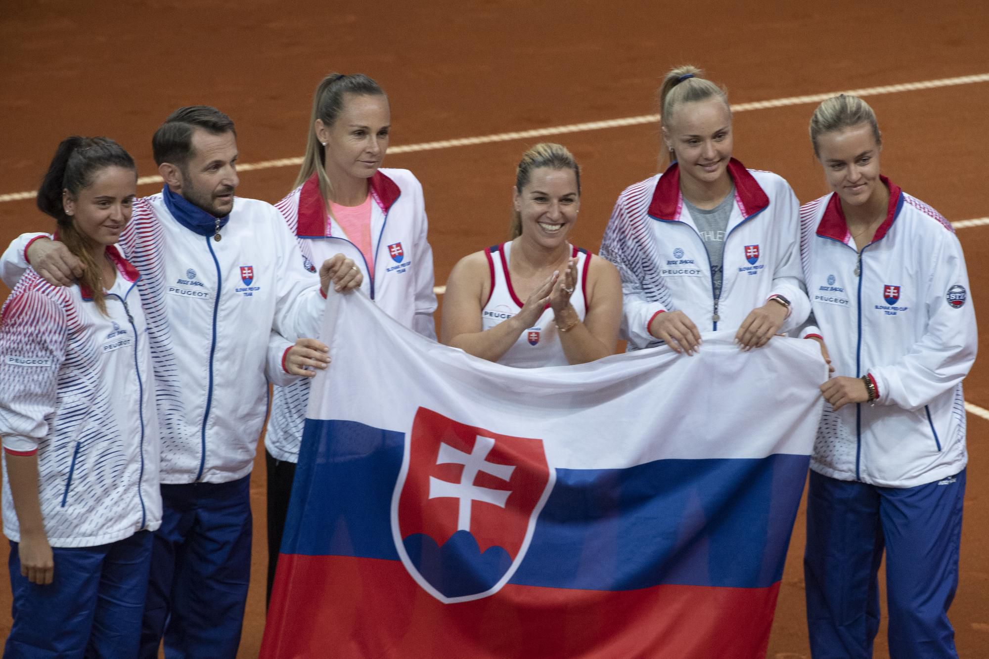 Slovenský fedcupový tím - zľava Viktoria Kužmová, kapitán tímu Matej Lipták, Magdaléna Rybáriková, Dominika Cibulková, Rebecca Šramková a Karolína Schmiedlová.