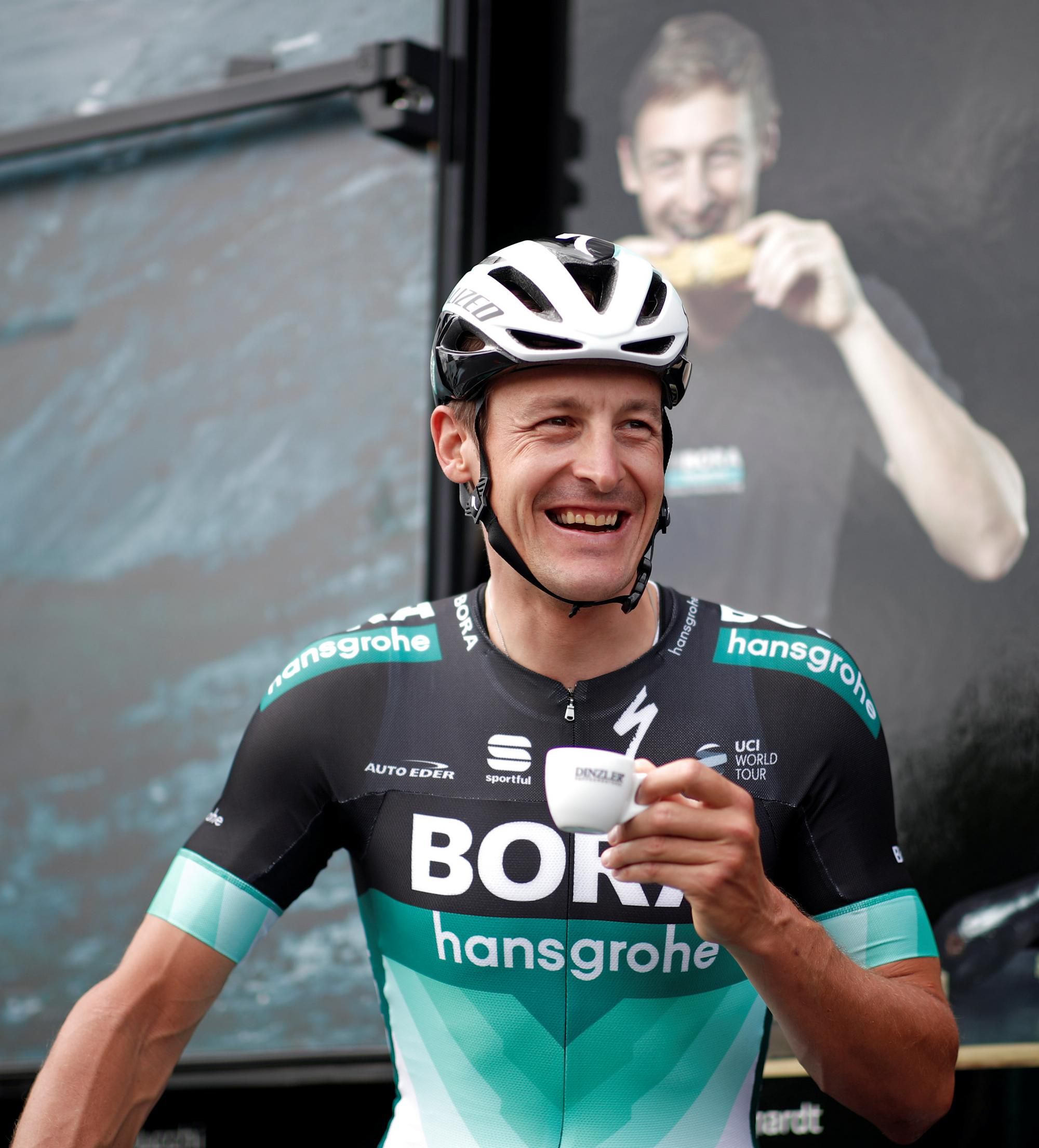 Marcus Burghardt z tímu Bora-Hansgrohe si dáva kávu