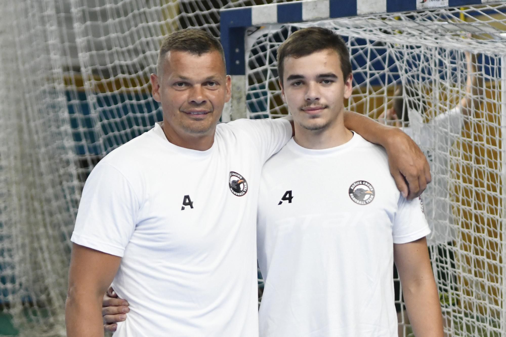Vľavo hrajúci tréner, bývalý hádzanársky reprezentant SR Radoslav Antl, vpravo jeho syn Radoslav Antl mladší.