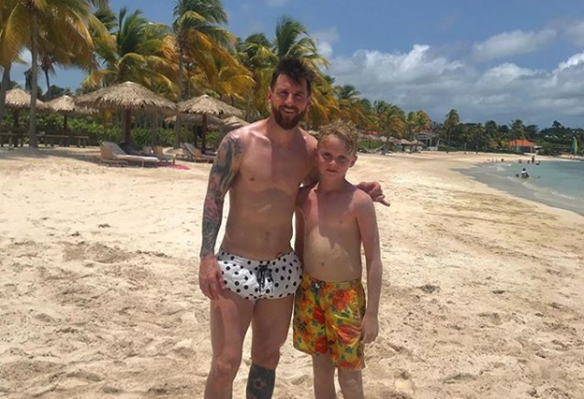 Lionel Messi s mladým fanúšikom na dovolenke
