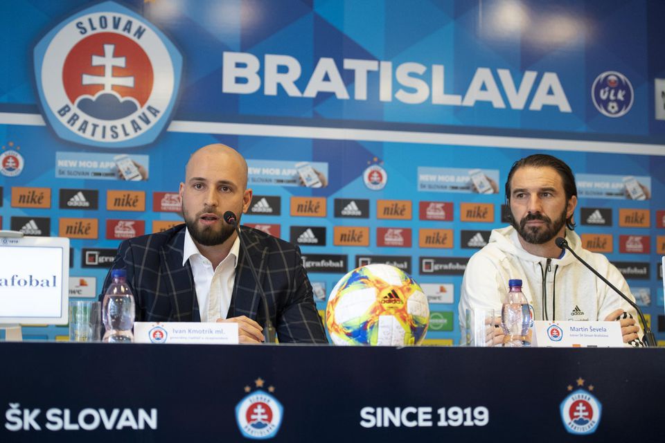generálny riaditeľ a viceprezident klubu ŠK Slovan Bratislava Ivan Kmotrík ml. a vpravo tréner tímu Martin Ševela