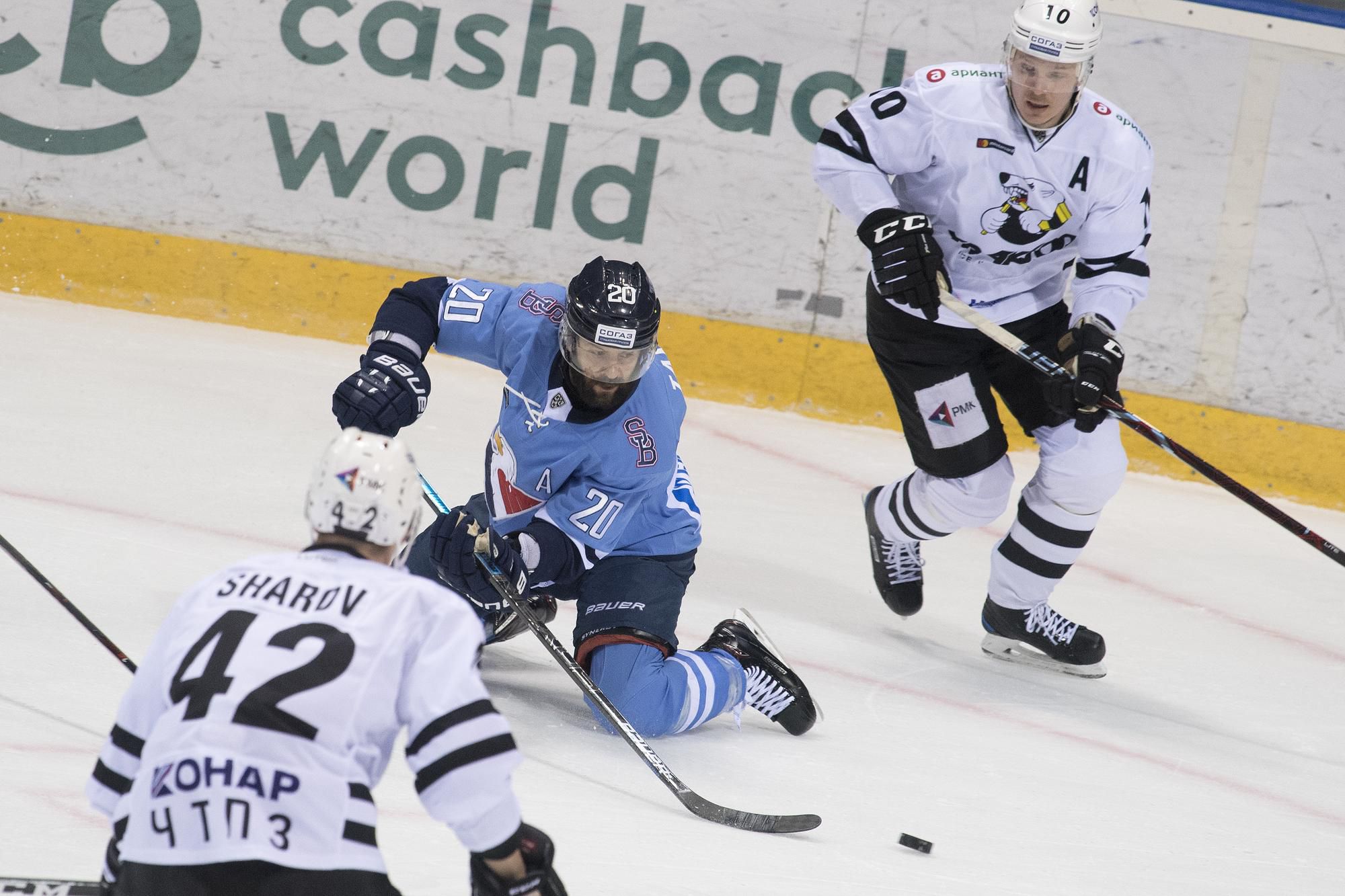 Alexander Šarov (Traktor), Jeff Taffe (Slovan) a Alexander Rybakov (Trektor)