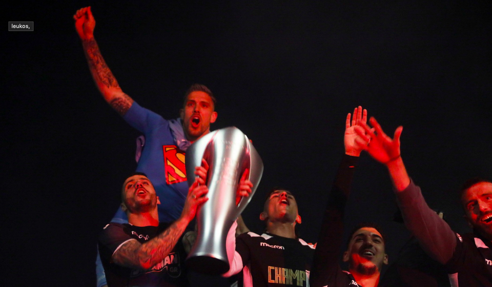 Hráči PAOKu Solún oslavujú titul.