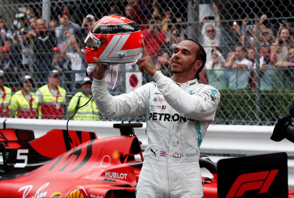 Lewis Hamilton vzdáva poctu Nikimu Laudovi po víťazstve na Veľkej cene Monaka