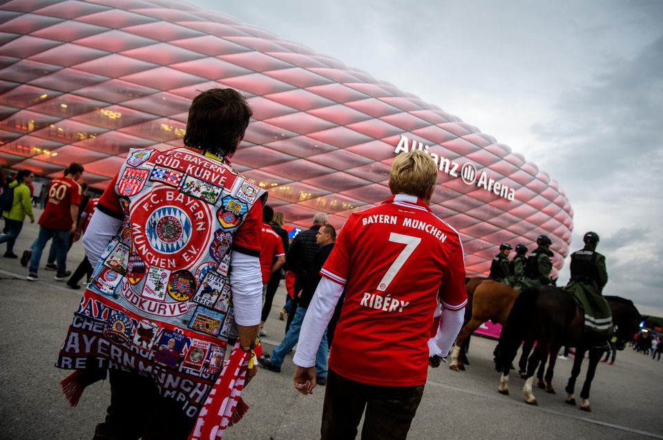 Fanúšikovia prichádzajú na štadión Bayernu Mníchov.