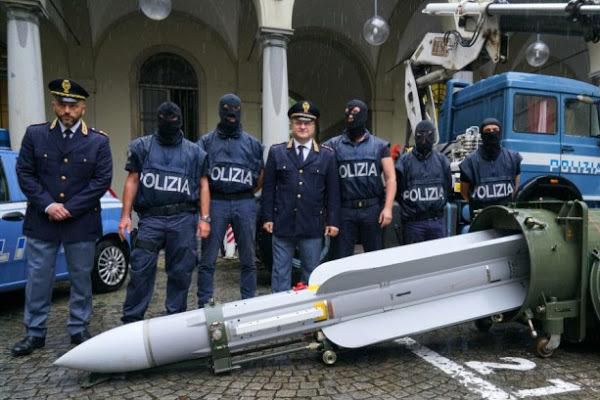 Neuveriteľný objav talianskej polície, ultras Juventusu mali ukryté zbrane a vojenskú raketu.
