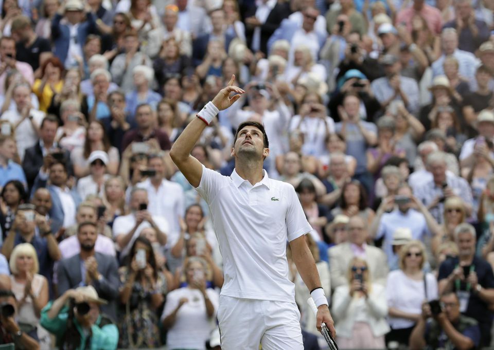 Novak Djokovič sa teší z víťazstva na Wimbledone.