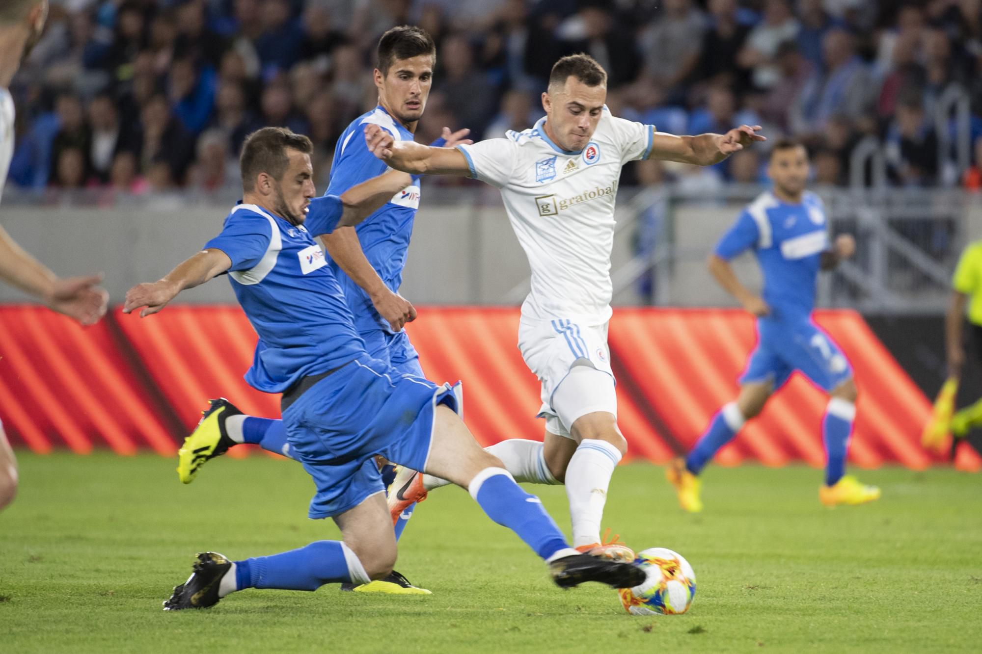 Marin Ljubičič, Novica Erakovič (obaja Nikšič) a Dejan Dražič (Slovan) bojujú o loptu.