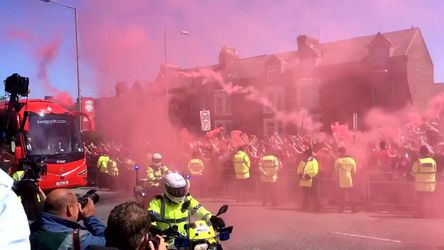 Liverpoolčania stále veria v titul, autobus s hráčmi vítali stovky