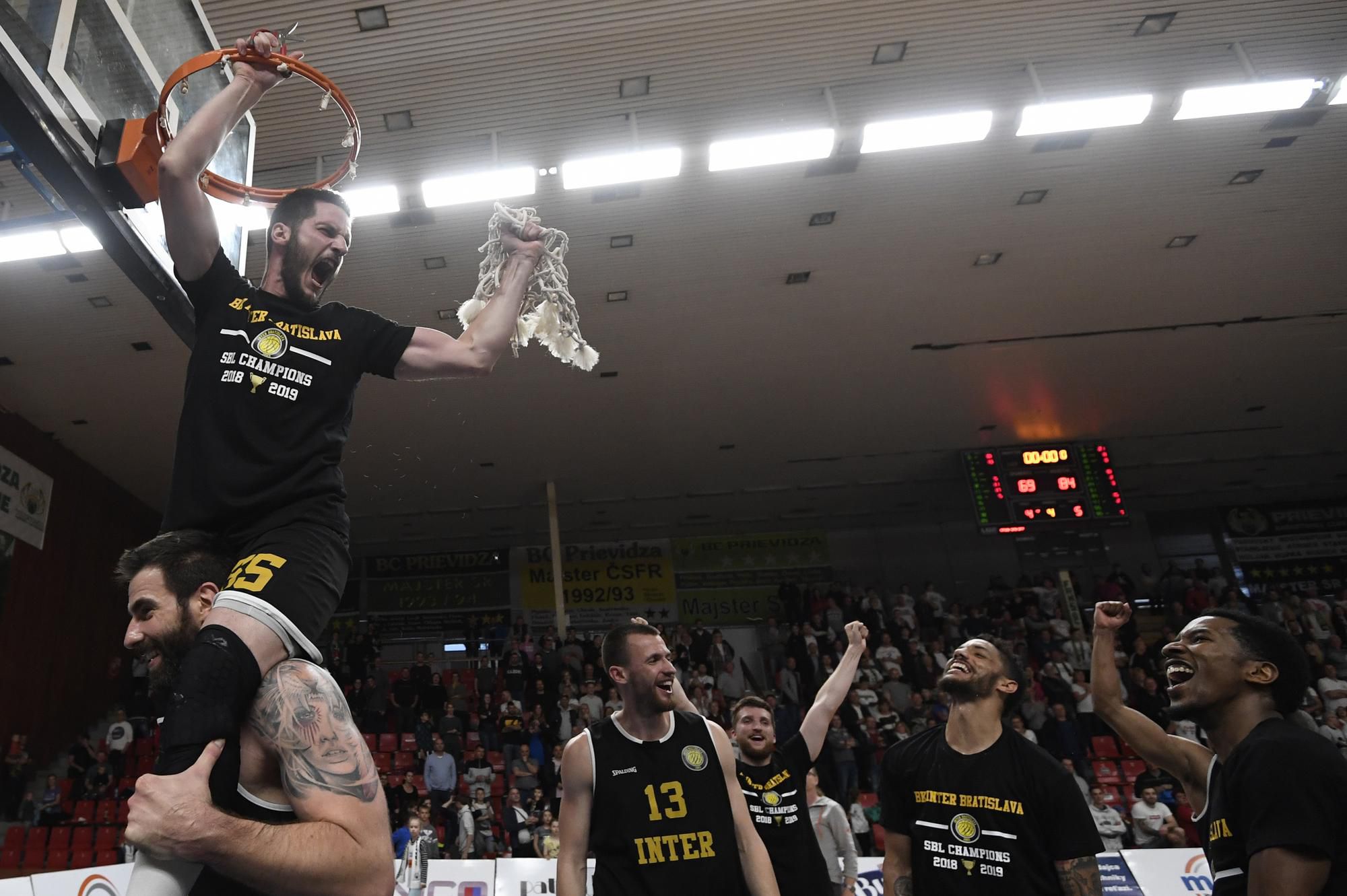 Basketbalisti Interu Bratislava oslavujú piaty majstrovský titul.