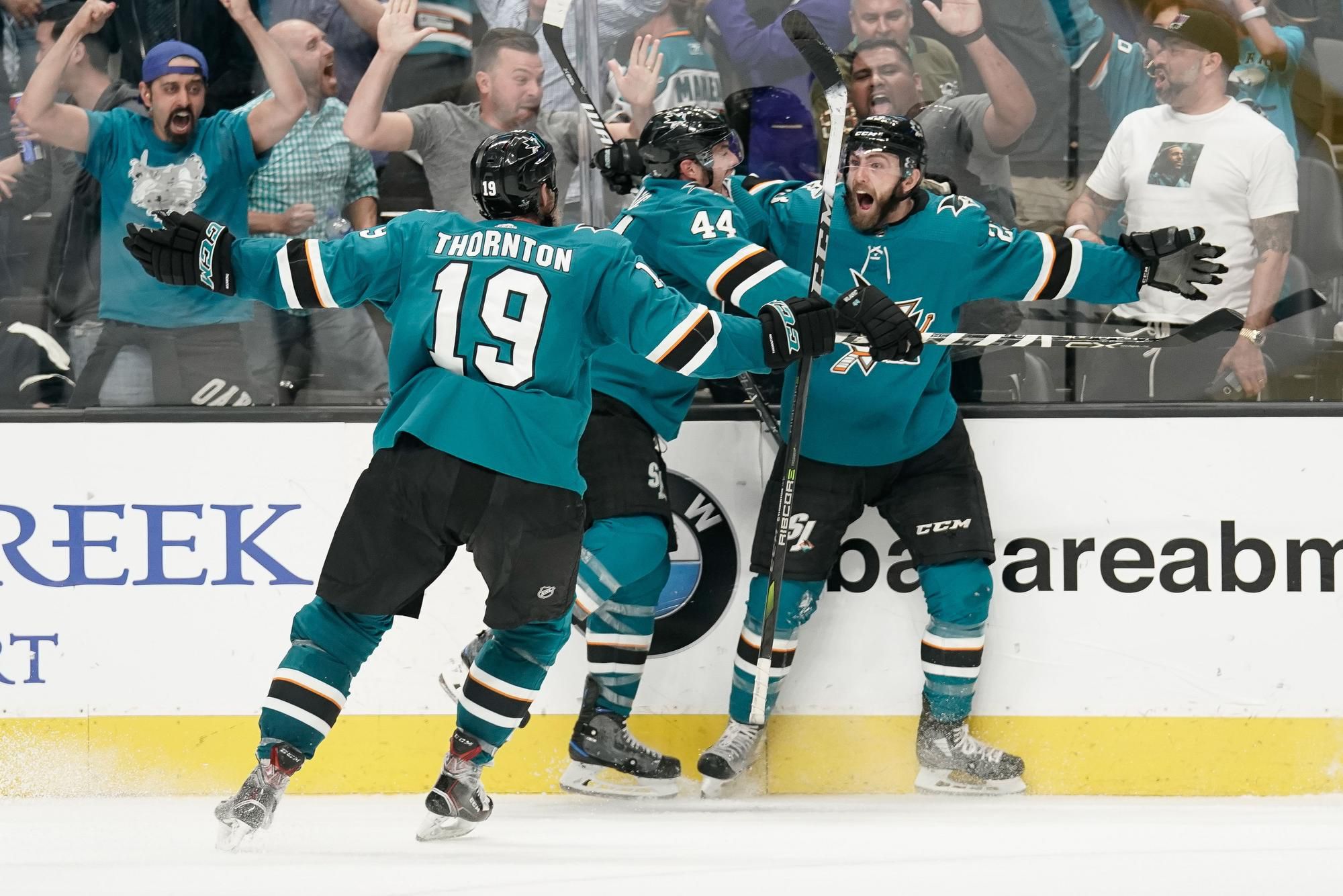 Postupová radosť hráčov San Jose Sharks.