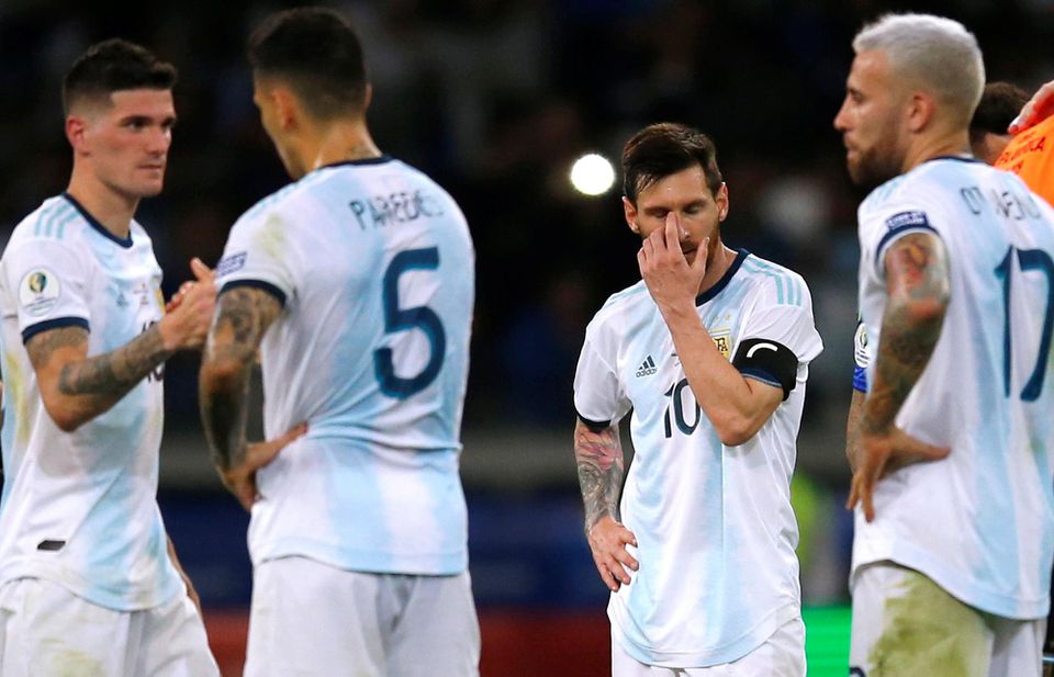 Sklamaní Lionel Messi a jeho spoluhráči z argentínskej reprezentácie.