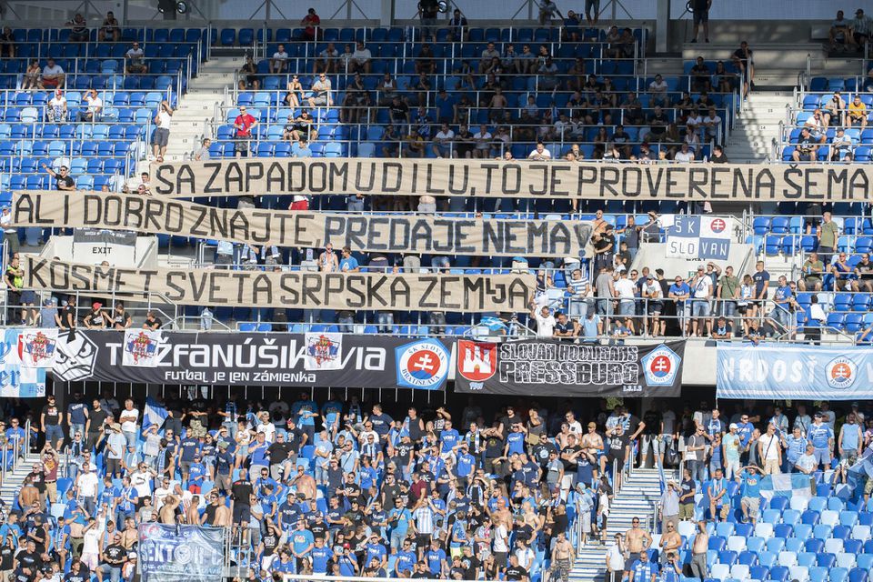 Transparent v sektore fanúšikov Slovana.