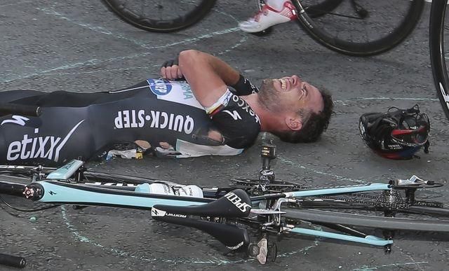 Dolamaný Mark Cavendish po ťažkom páde na Tour de France 2014.