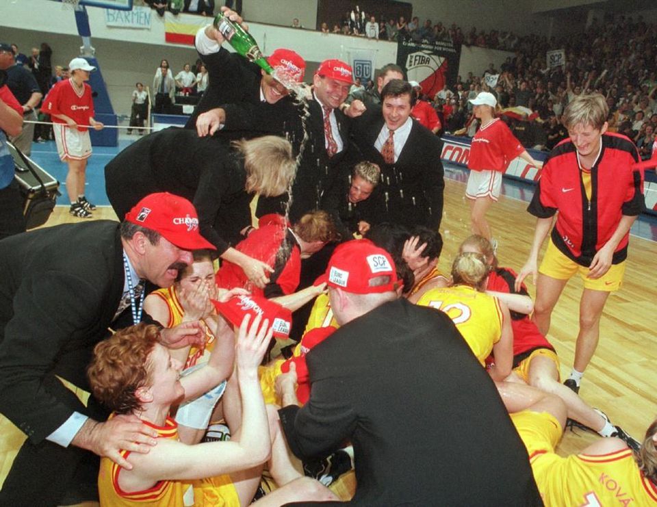 Bezprostredná radosť basketbalistiek SCP Ružomberok po víťaznom finále v Európskej lige v Brne 8. apríla 1999