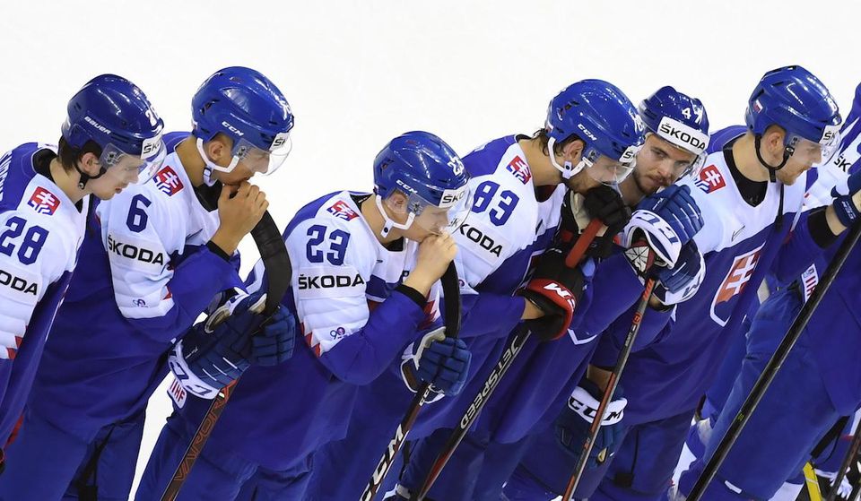 Slovenskí hokejisti sklamaní po prehre s Kanadou.