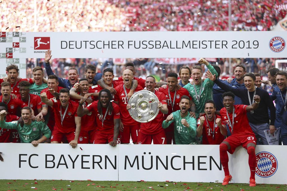 Hráči Bayernu s trofejou za siedmy titul v nemeckej Bundeslige.