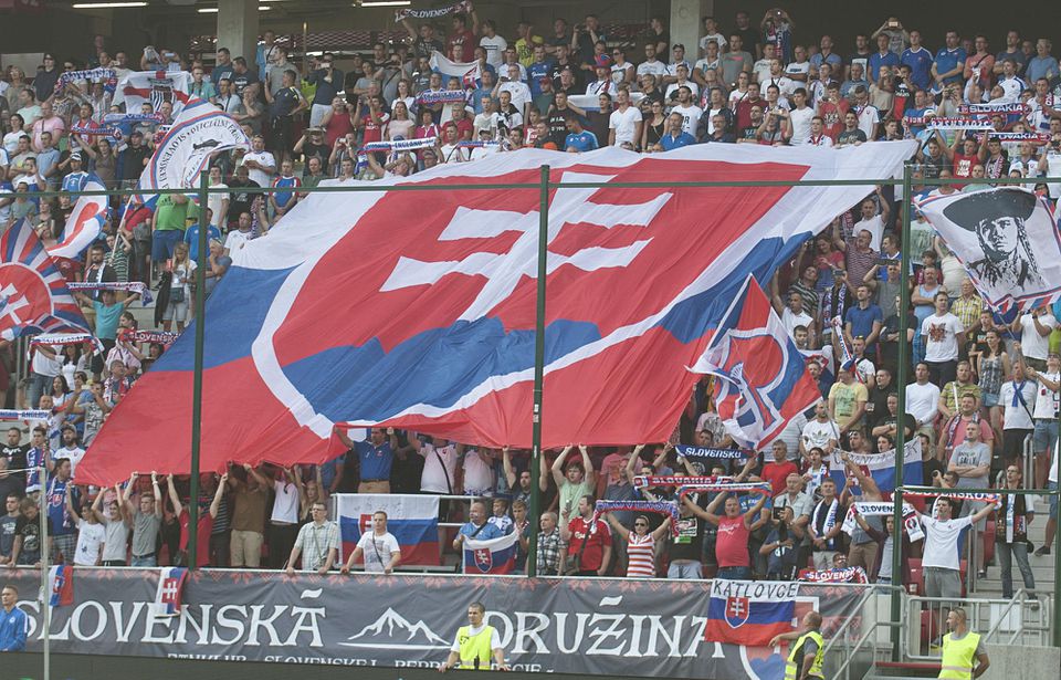 slovenskí fanúšikovia v hľadisku štadióna Antona Malatinského