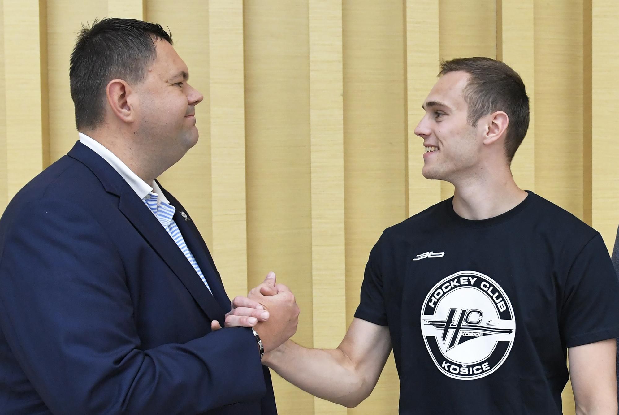 Športový manažér HC Košice Jan Šťastný  a Andrej Košarišťan.