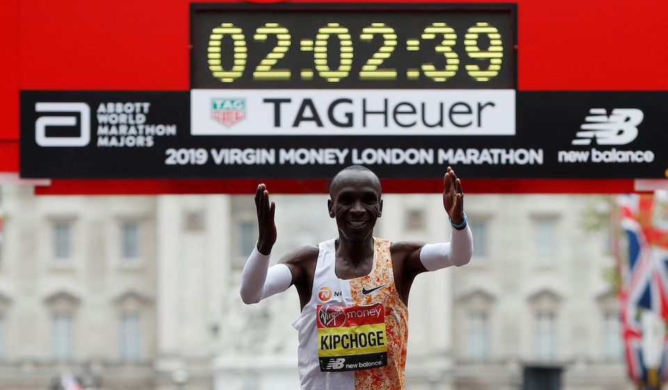 Eliud Kipchoge v cieli Londýnskeho maratónu.