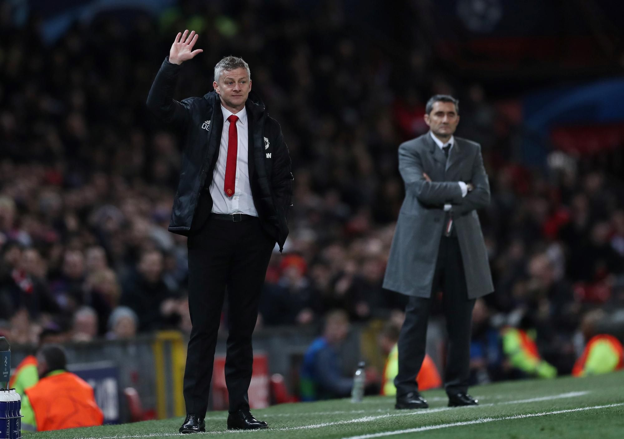 Tréner Manchestru United Ole Gunnar Solskjaer a v pozadí tréner Barcelony Ernesto Valverde.