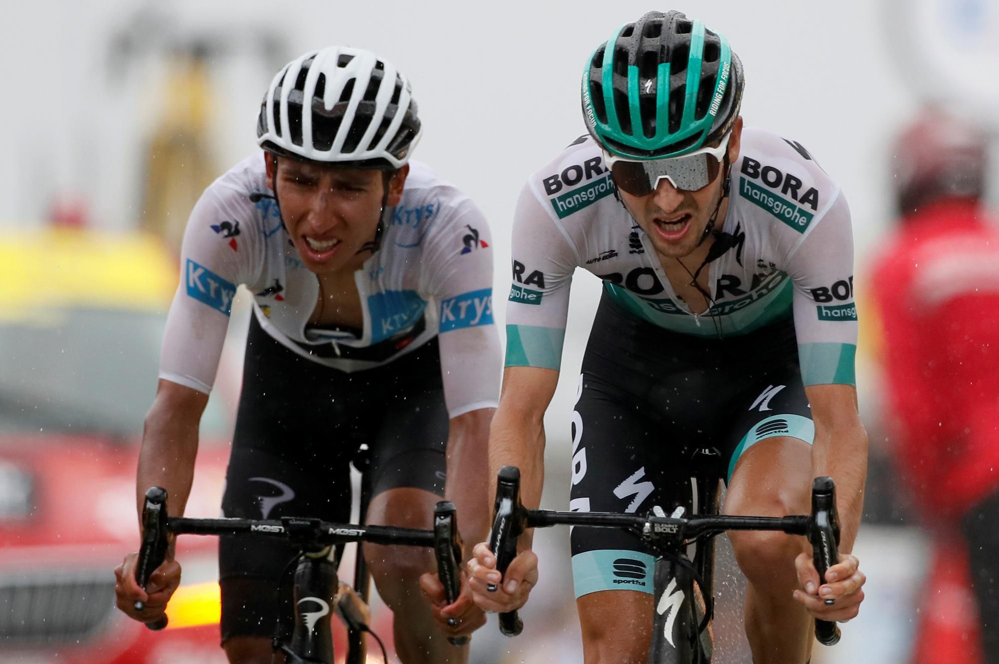 Emanuel Buchmann (BORA-Hansgrohe) a v pozadí celkový víťaz Tour de France 2019 Egan Bernal (INEOS).
