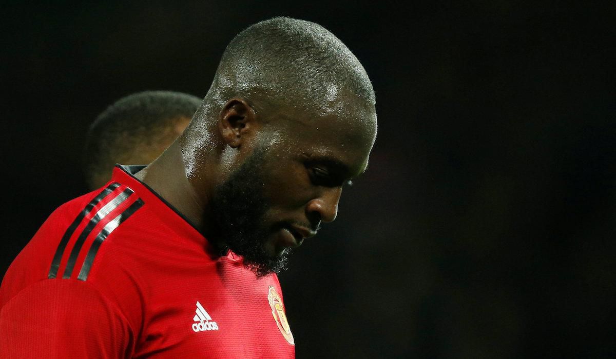 Romelu Lukaku (Manchester United) so sklonenou hlavou.