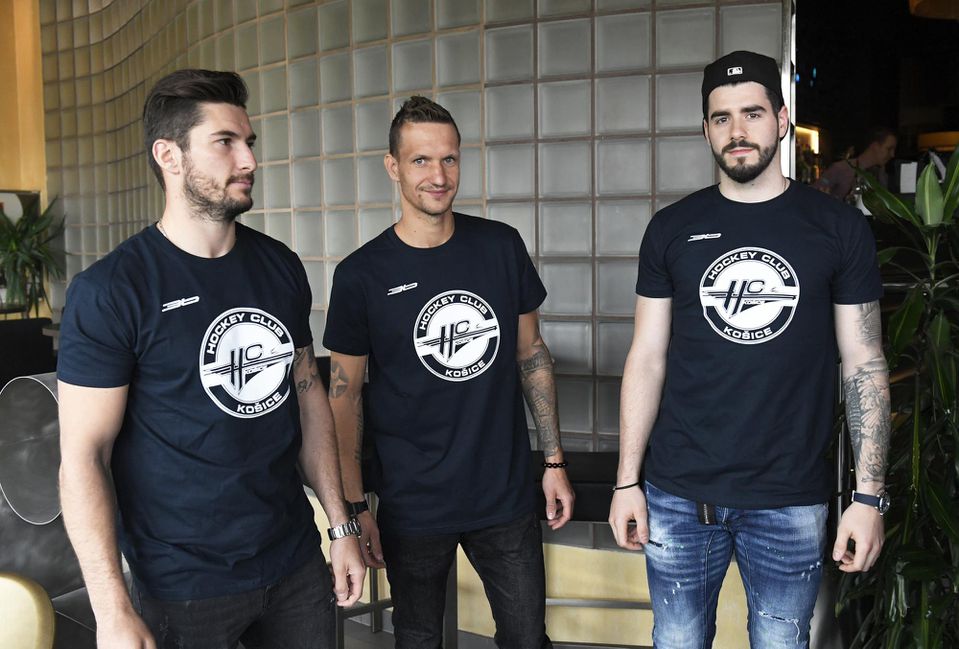 Na snímke hokejové posily tipsportligového HC Košice, zľava Jurij Repe, Michal Chovan a Dávid Skokan.