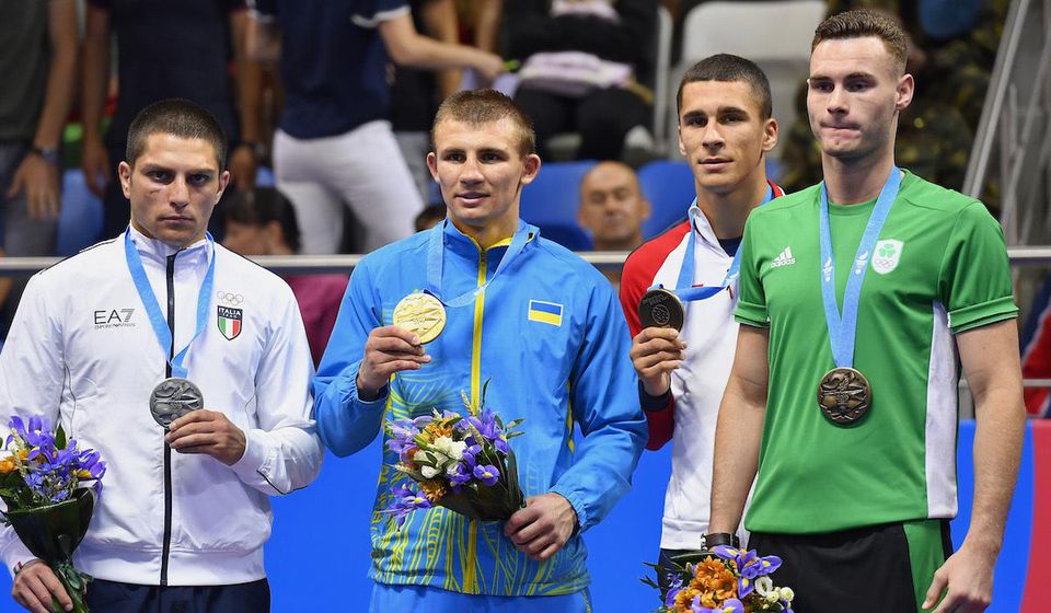 Zľava strieborný Talian Salvatore Cavallaro, zlatý Ukrajinec Oleksandr Chyžniak, bronzový slovenský boxer Andrej Csemez a tiež bronzový Ír Michael Nevin v hmotnostnej kategórii do 75 kg.