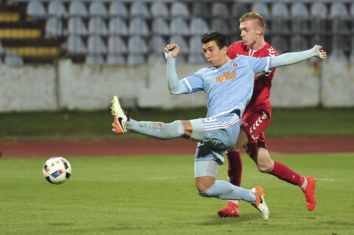 Argentínsky futbalista Vernon De Marco v súboji.