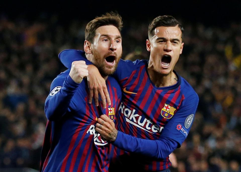 Hráči Barcelony Lionel Messi a Philippe Coutinho oslavujú gól.