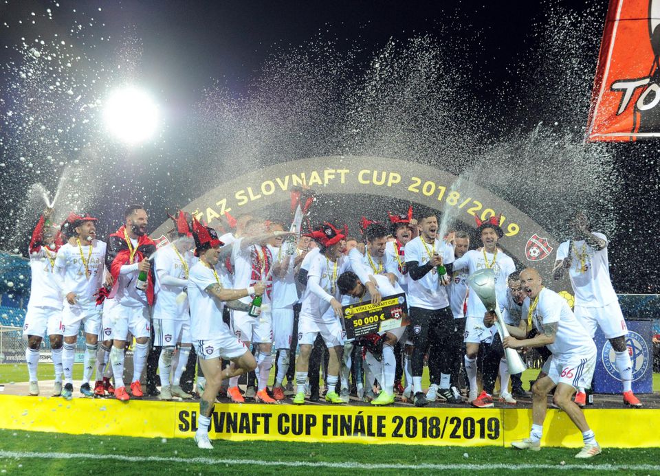 Radosť Trnavčanov po zisku trofeje Slovnaft Cup 2018/2019 po finálovom futbalovom zápase medzi FC Spartak Trnava - MŠK Žilina.