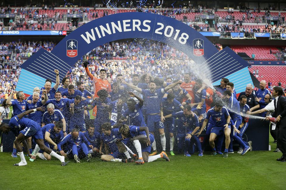 Futbalisti Chelsea oslavujú triumf v FA Cupe v roku 2018