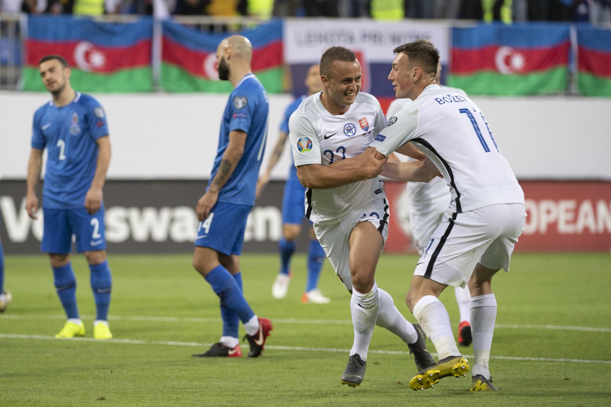 Róbert Boženík a brankár Salahat Agajev počas zápasu Azerbajdžan - Slovensko