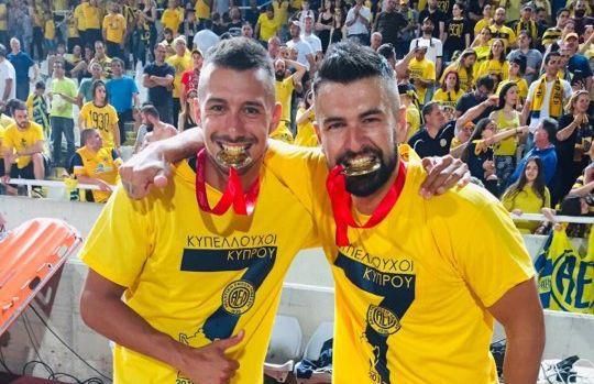 Ivan Schranz a Boris Godál oslavujú Cyperský pohár s AEL Limassol