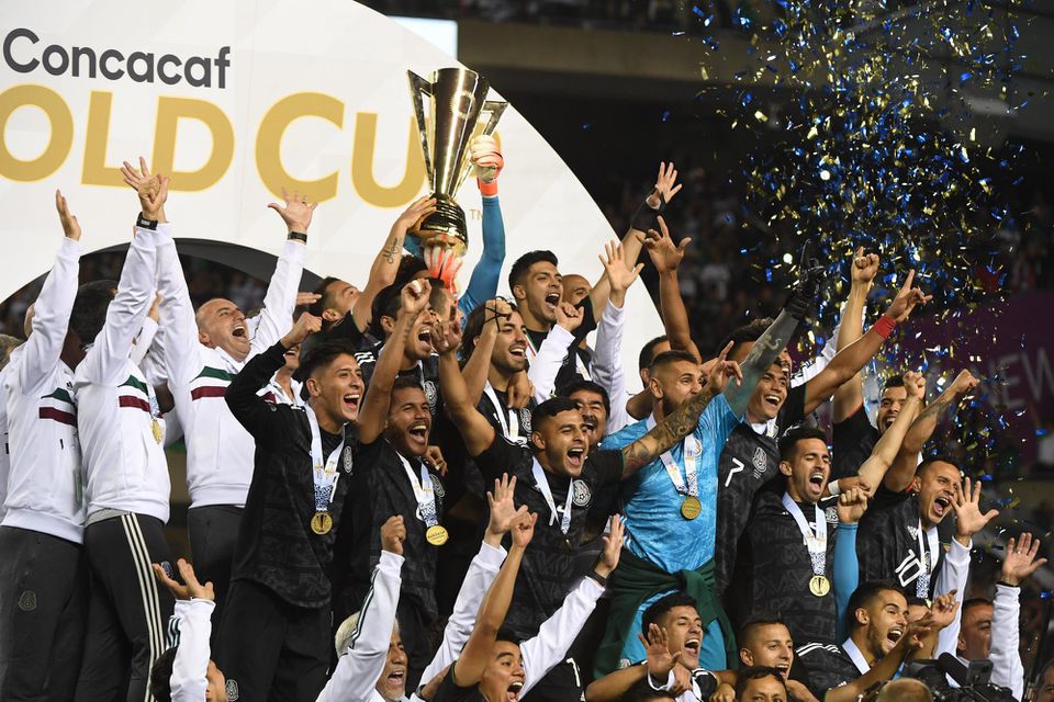 Futbalisti Mexika oslavujú triumf v Gold Cupe.