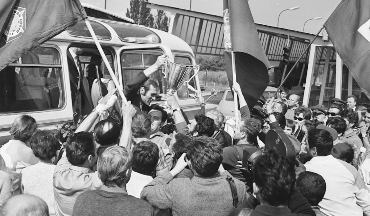 Veľký návrat domov. Alexander Horváth vystupuje z autobusu už aj s trofejou z Bazileja. Snímka je z rakúsko-československej hranice. Na nej si hráčov rozobrali taxikári. Do každého taxíka sadol jeden hráč a bola z toho triumfálna jazda po Bratislave, akú tá dovtedy nezažila.