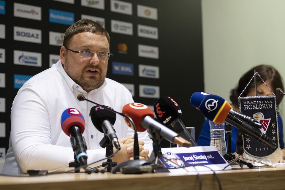 Člen predstavenstva HC Slovan Bratislava Juraj Široký mladší počas tlačovej konferencie.
