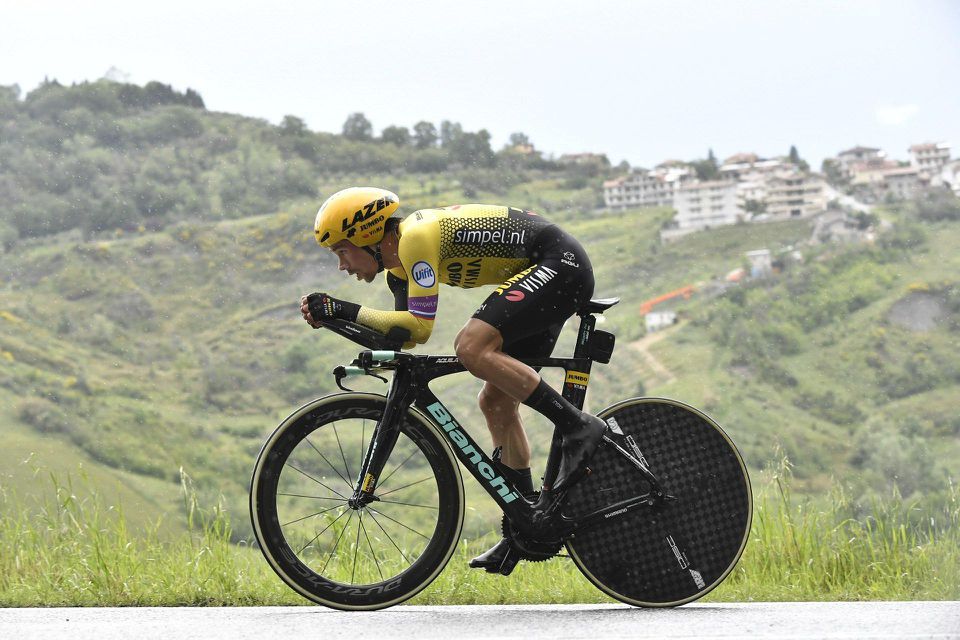 Slovinský cyklista Primož Roglič suverénne zvíťazil v nedeľnej 9. etape na Giro d'Italia.