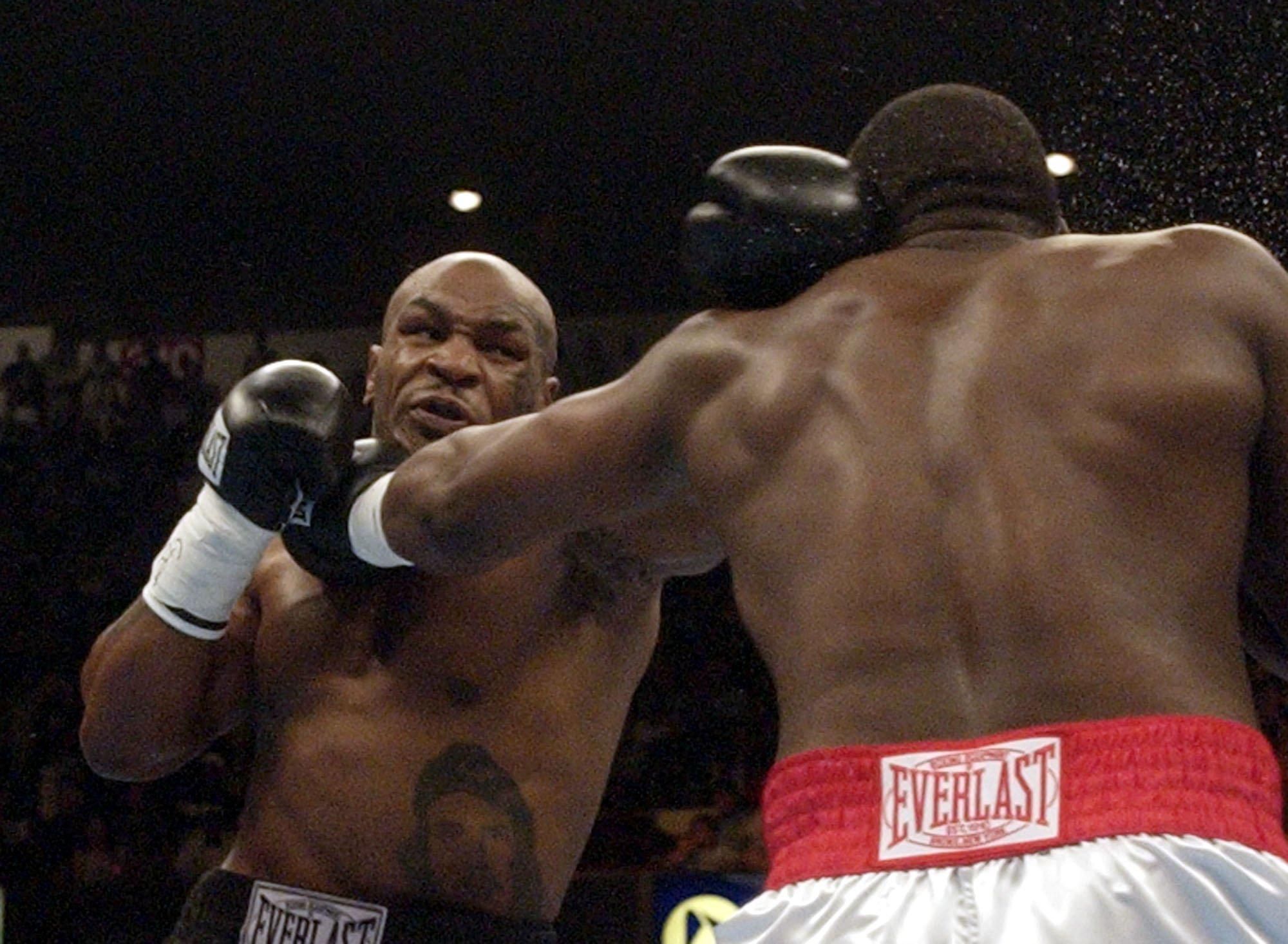 Bývalý svetový šampión v ťažkej váhe Mike Tyson (vľavo).