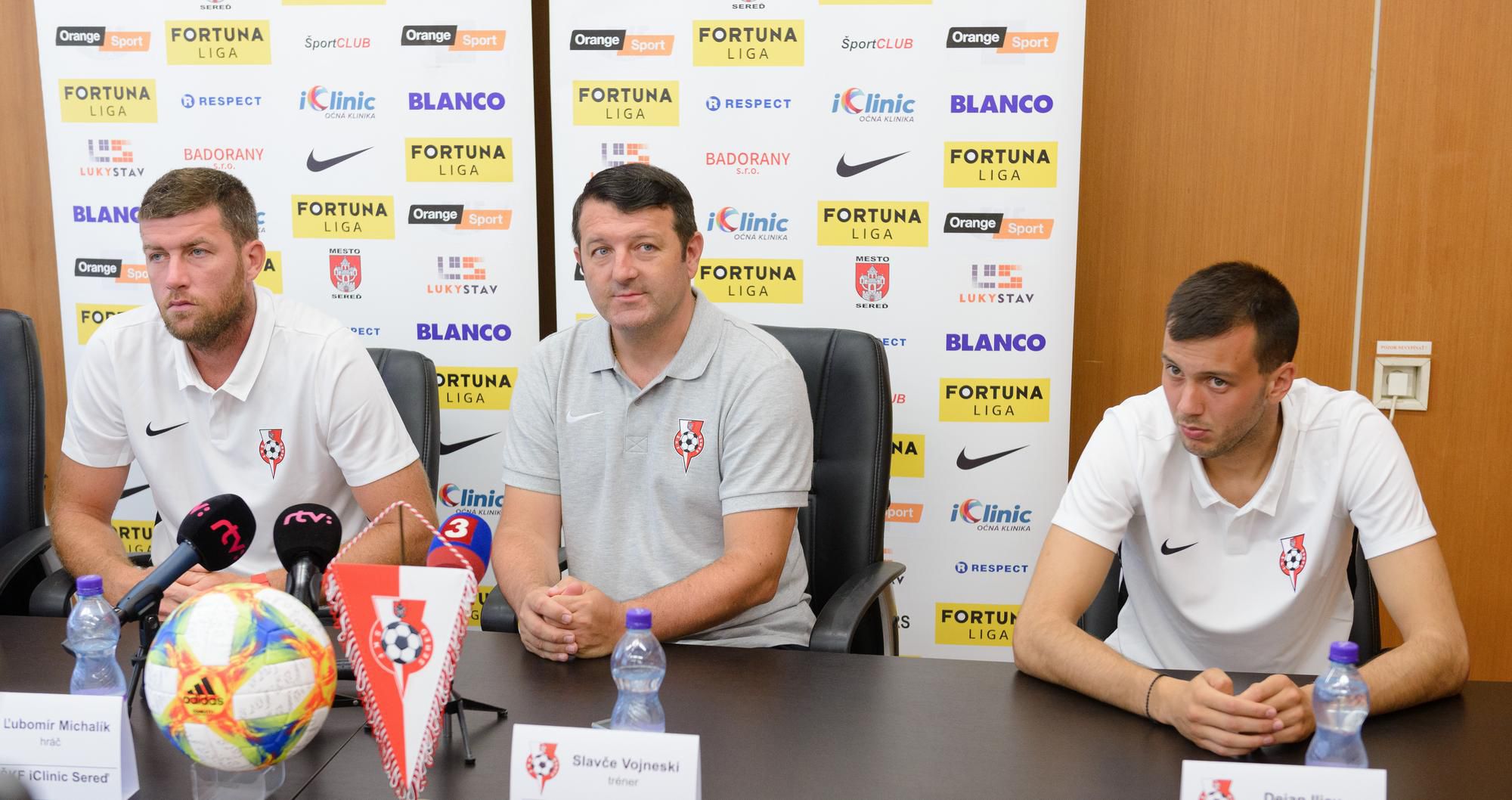 Zľava obranca hráč Ľubomír Michalík, hlavný tréner Slavče Vojneski a brankár Dejan Iliev počas tlačovej konferencie