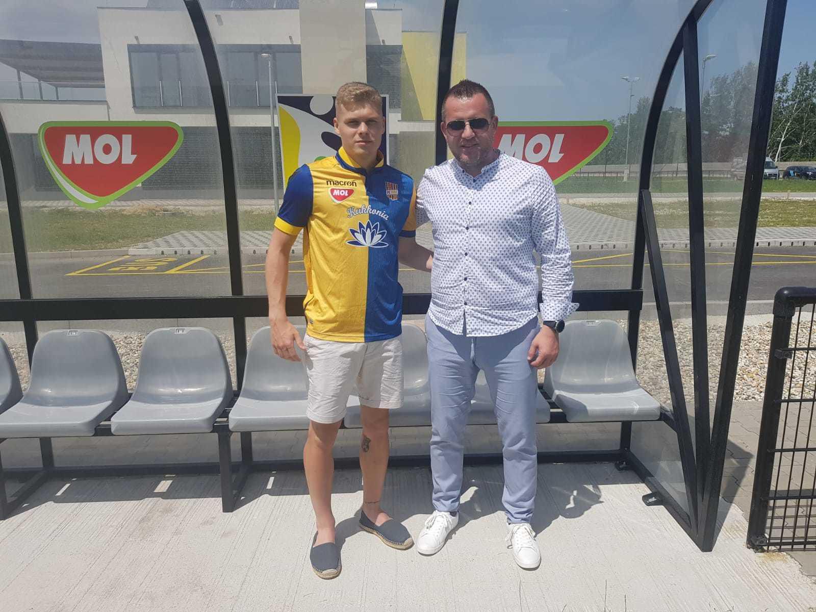 Jakub Švec a Michal Holeščák po podpise zmluvy s FK DAC 1904 Dunajská Streda.