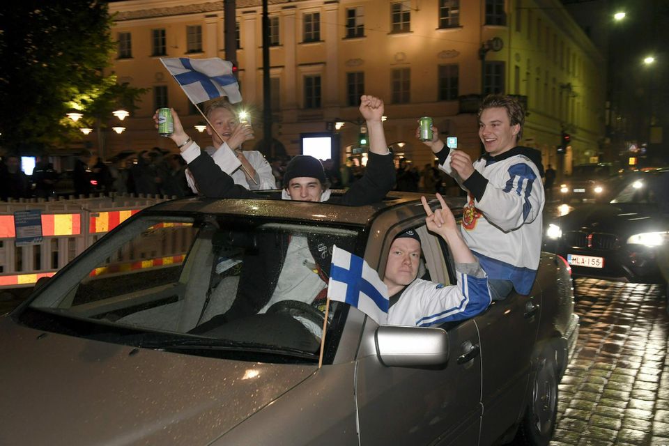 Fínski fanúšikovia oslavujú zisk majstrovského titulu v hokeji.